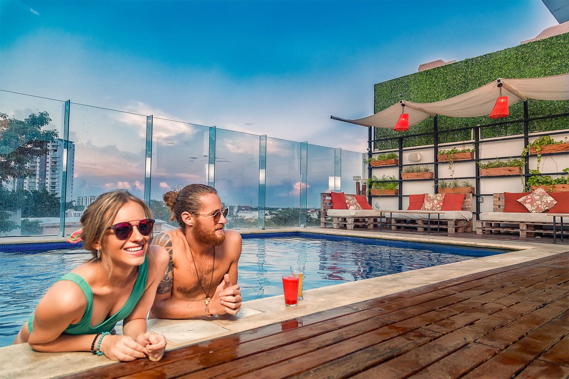 Piscina en la azotea de Nomads Rooftop, Cancún