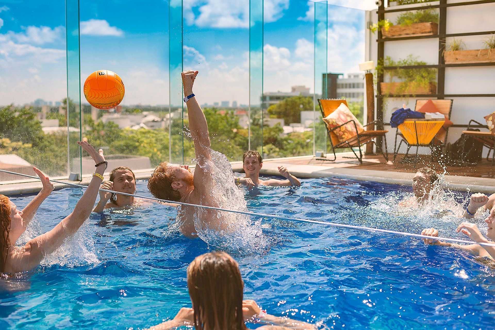 Vista de la piscina en la azotea